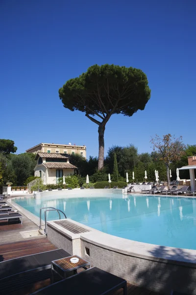 Piscina di un hotel — Foto Stock