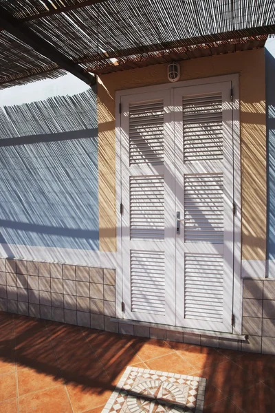 Closed door of a house — Stock Photo, Image