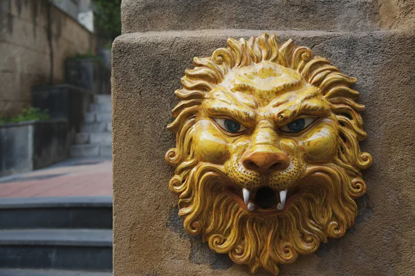 Lion sculpture op een muur — Stockfoto