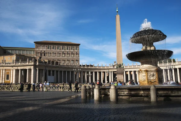 Fountain at St. Peters Square — Stock Photo, Image