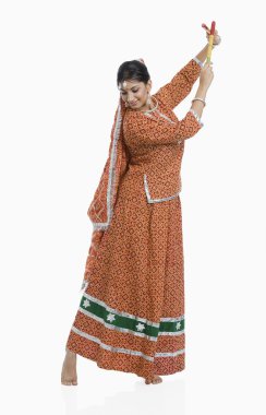 kadın dandiya raas navratri, gerçekleştirme