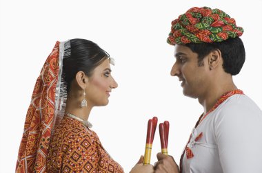 Çift dandiya raas navratri, gerçekleştirme