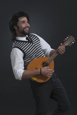 müzisyen bir UD çalmaya