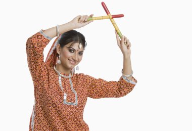 kadın dandiya raas navratri, gerçekleştirme