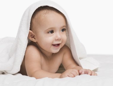 bir havlu ile oynayan erkek bebek