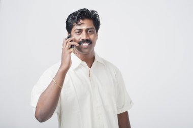 bir cep telefonda konuşan adam