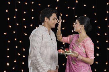 kadının kocasını diwali tilak yapması