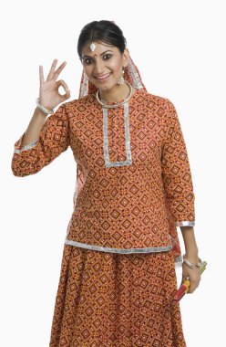 navratri bir dandiya holding ve ok işareti yaparak kadın
