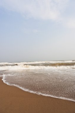 Sahilde sörf yapmak.