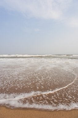 Sahilde sörf yapmak.