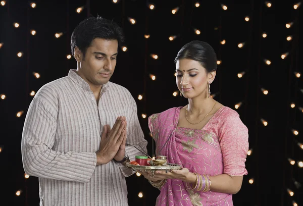 Pareja rezando en Diwali — Foto de Stock