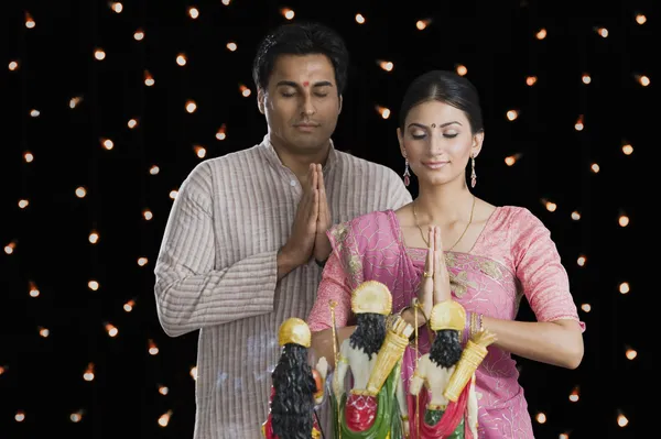 Casal rezando em Diwali — Fotografia de Stock