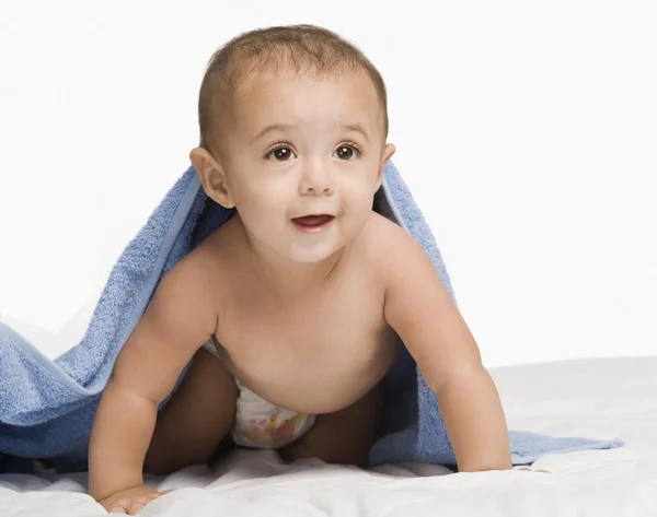 Bambino ragazzo giocare con un asciugamano — Foto Stock