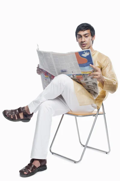 Homme bengali lisant un journal — Photo