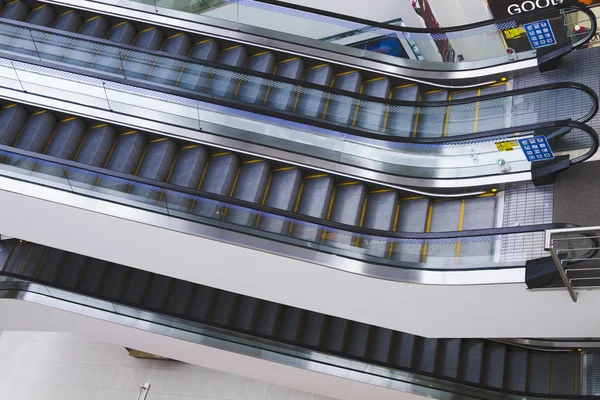 Escalators in a shopping mall — Stock Photo, Image