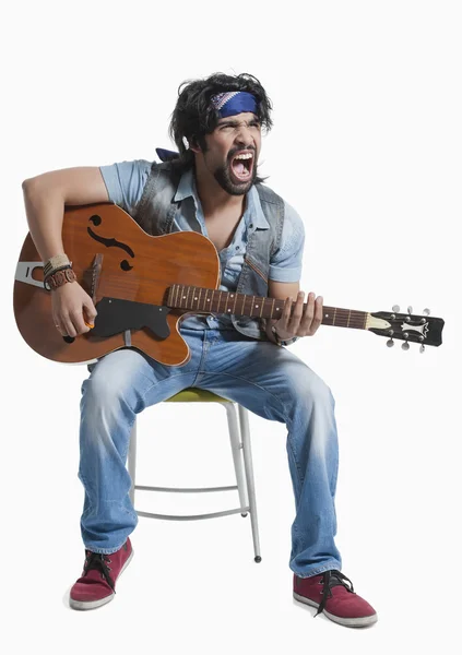 Músico tocando una guitarra — Foto de Stock
