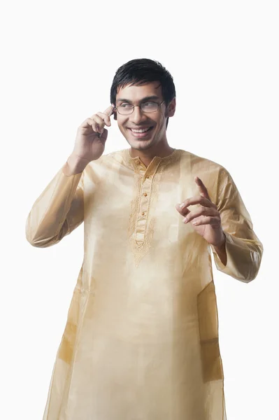 Bir cep telefonu üzerinde konuşurken Bengalli adam — Stok fotoğraf