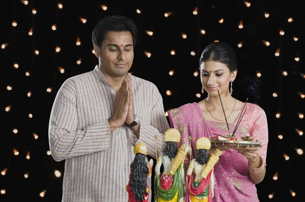 Casal rezando em Diwali — Fotografia de Stock