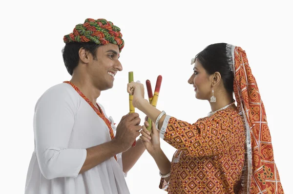 Casal realizando Dandiya Raas em Navratri — Fotografia de Stock