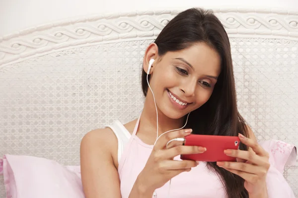 Mulher ouvindo música — Fotografia de Stock