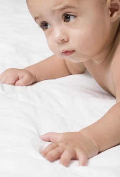 Bambino sdraiato sul letto — Foto Stock