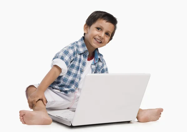 Chłopiec korzystający z laptopa — Zdjęcie stockowe