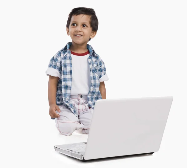 男孩使用笔记本电脑 — 图库照片
