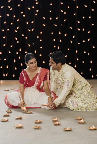Bengali casal iluminação lâmpadas de óleo — Fotografia de Stock