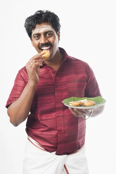 Man having vada — Stock Photo, Image