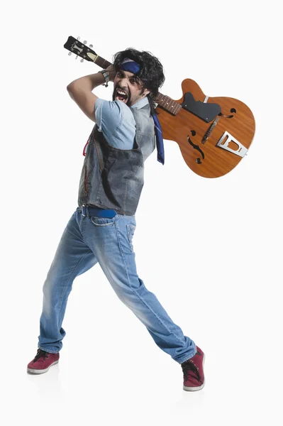 Músico quebrando uma guitarra — Fotografia de Stock