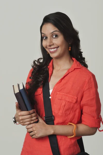 Mujer sosteniendo libros — Foto de Stock