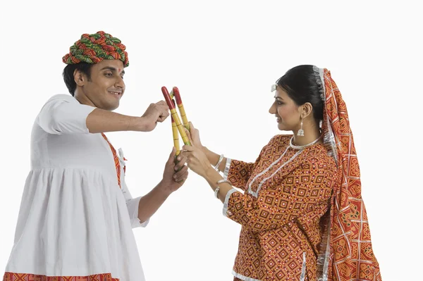 Couple performing Dandiya Raas at Navratri — Stock Photo, Image