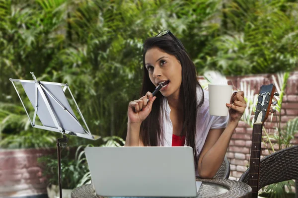 Frau trinkt Kaffee — Stockfoto