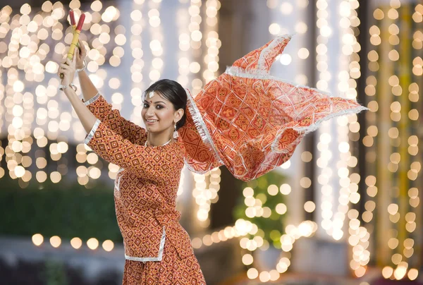 Mujer realizando Dandiya Raas en Navratri — Foto de Stock