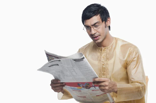 Homem bengali lendo um jornal — Fotografia de Stock