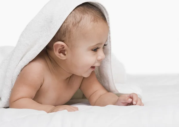 Bébé garçon jouer avec une serviette — Photo