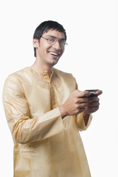 Bengali-Mann SMS auf einem Mobiltelefon — Stockfoto