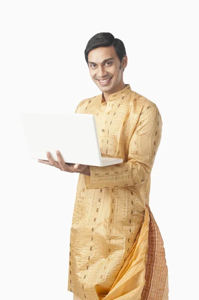 Hombre bengalí usando un ordenador portátil — Foto de Stock