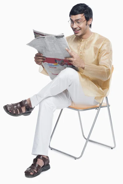 Bengali man reading a newspaper — Stock Photo, Image