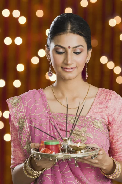 Woman holding a puja thali on Diwali — Stock Photo, Image