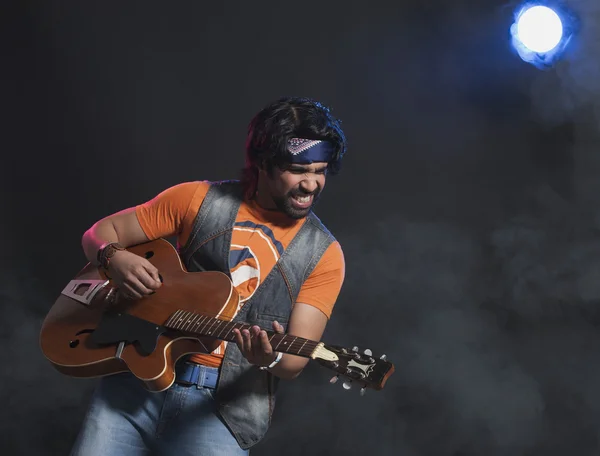 Músico tocando una guitarra — Foto de Stock