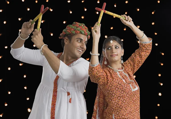 Casal realizando Dandiya Raas em Navratri — Fotografia de Stock