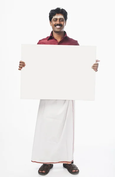 Hombre sosteniendo un cartel en blanco — Foto de Stock