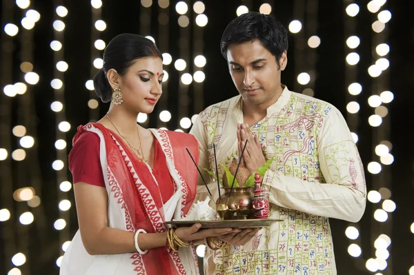 Bengali couple praying — Stock Photo, Image