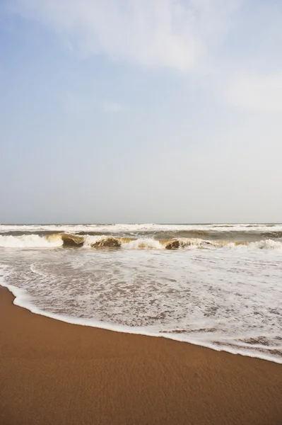 Surfować na plaży — Zdjęcie stockowe