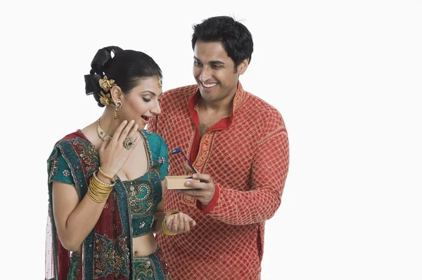 Homem dando presente para sua esposa em Diwali — Fotografia de Stock