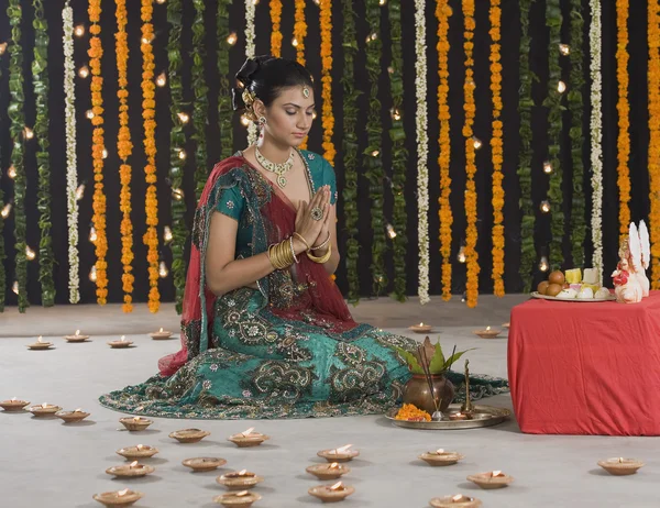 Mulher orando em Diwali — Fotografia de Stock