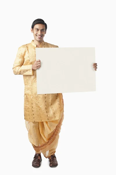 Homem bengali segurando um cartaz em branco — Fotografia de Stock