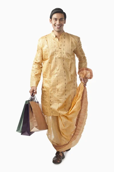 Uomo bengalese che trasporta borse della spesa — Foto Stock