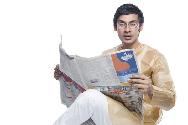 Hombre bengalí leyendo un periódico — Foto de Stock